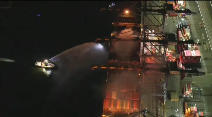 ONE运营一集装箱船在洛杉矶港起火当地