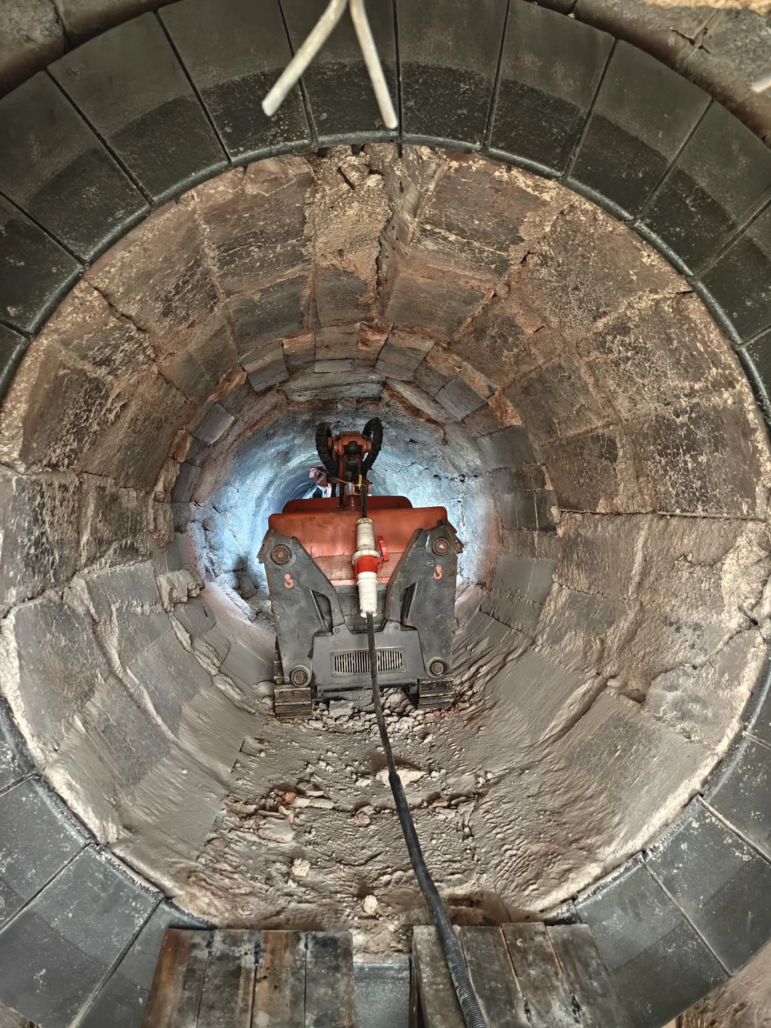 锂电窑维护难题 破拆机器人巧破局