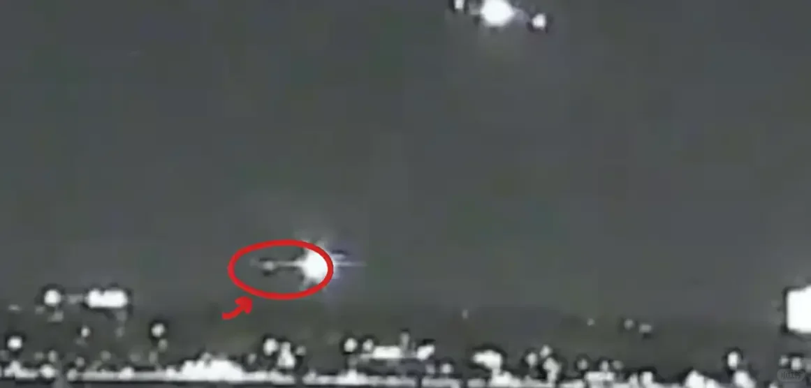 黑鹰直升机与民航客机相撞，人员全部遇难。