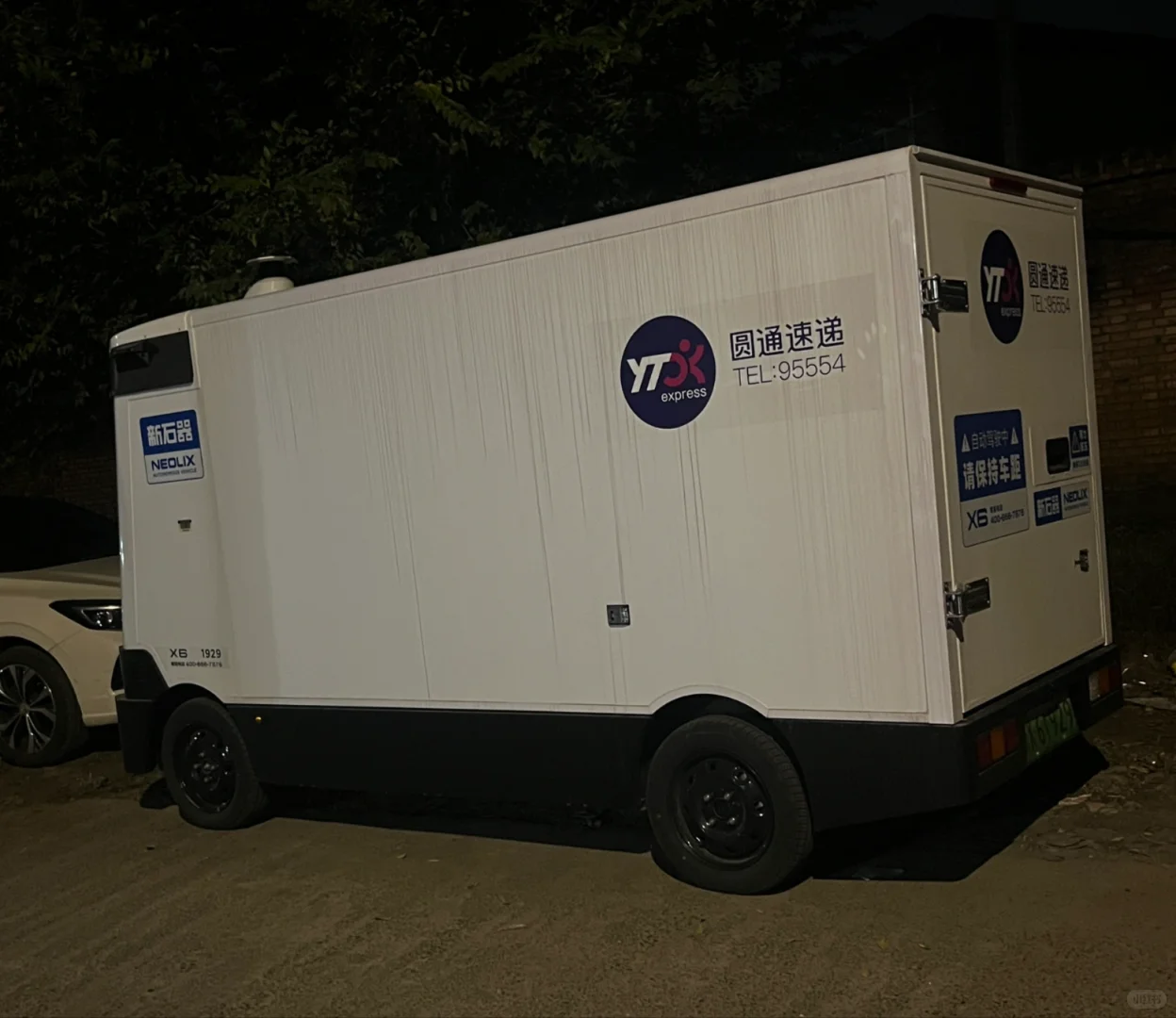 快递无人车,人哪里能卷的过?