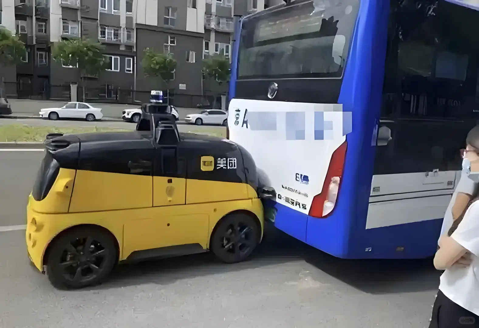 #多地无人配送车交通事故频发