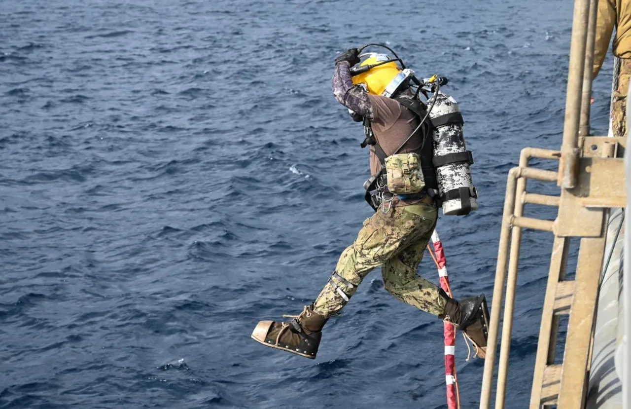 美军正在打捞在南中国海坠毁的两架飞机