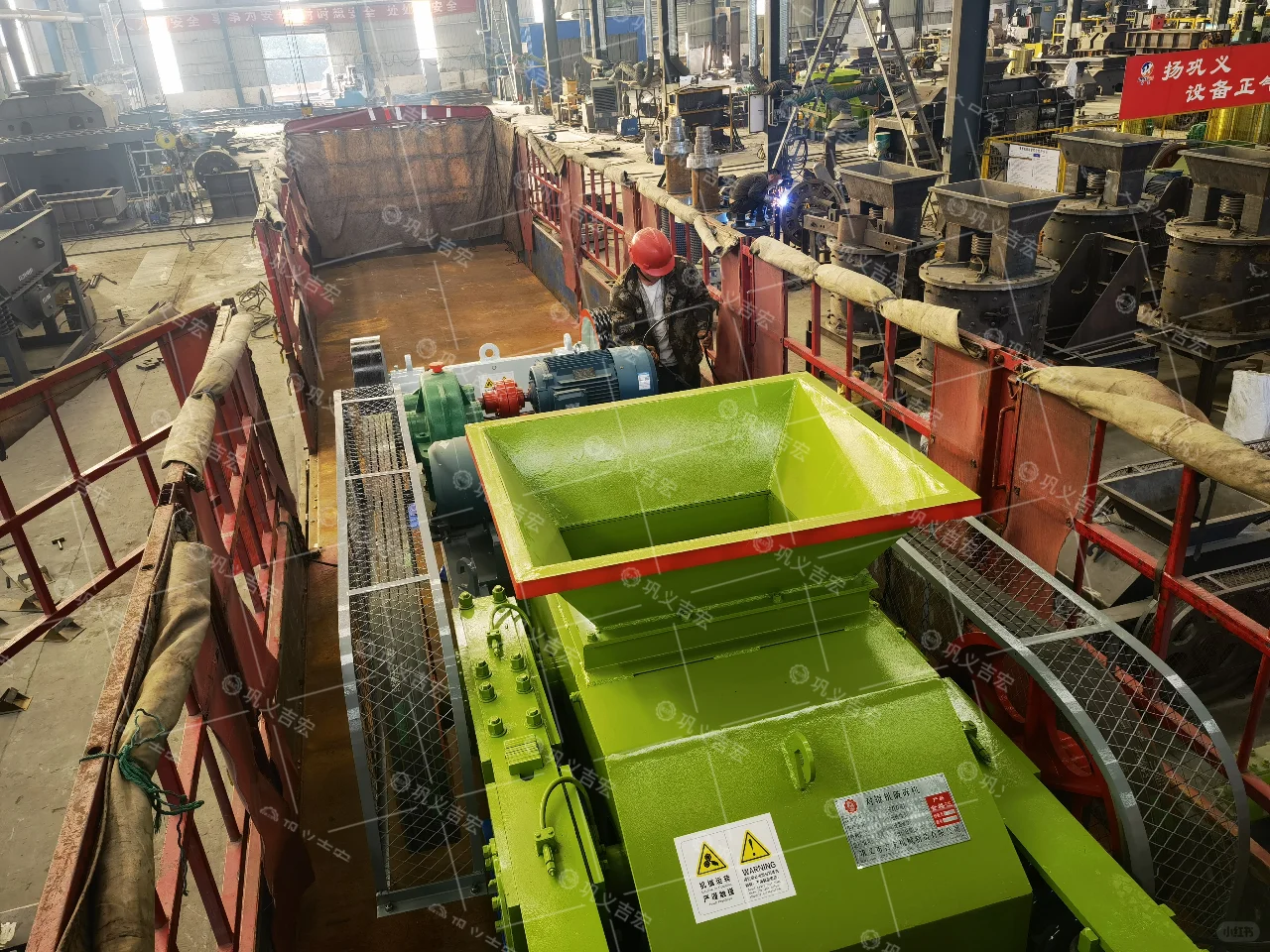 双齿辊破碎机引领石墨加工技术的绿色革命