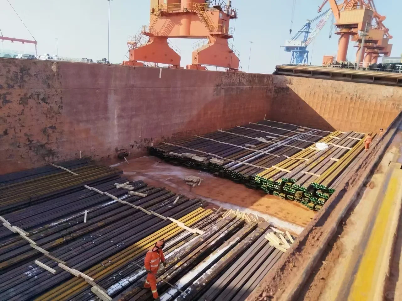 中国出口散货船收吨袋设备车辆钢材