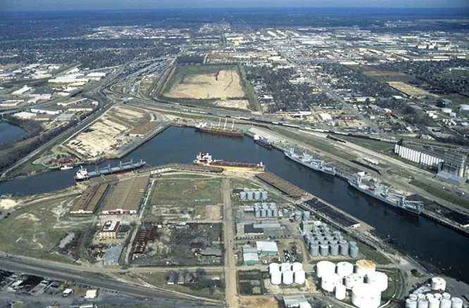 美国的主要航线和港口分布如下: