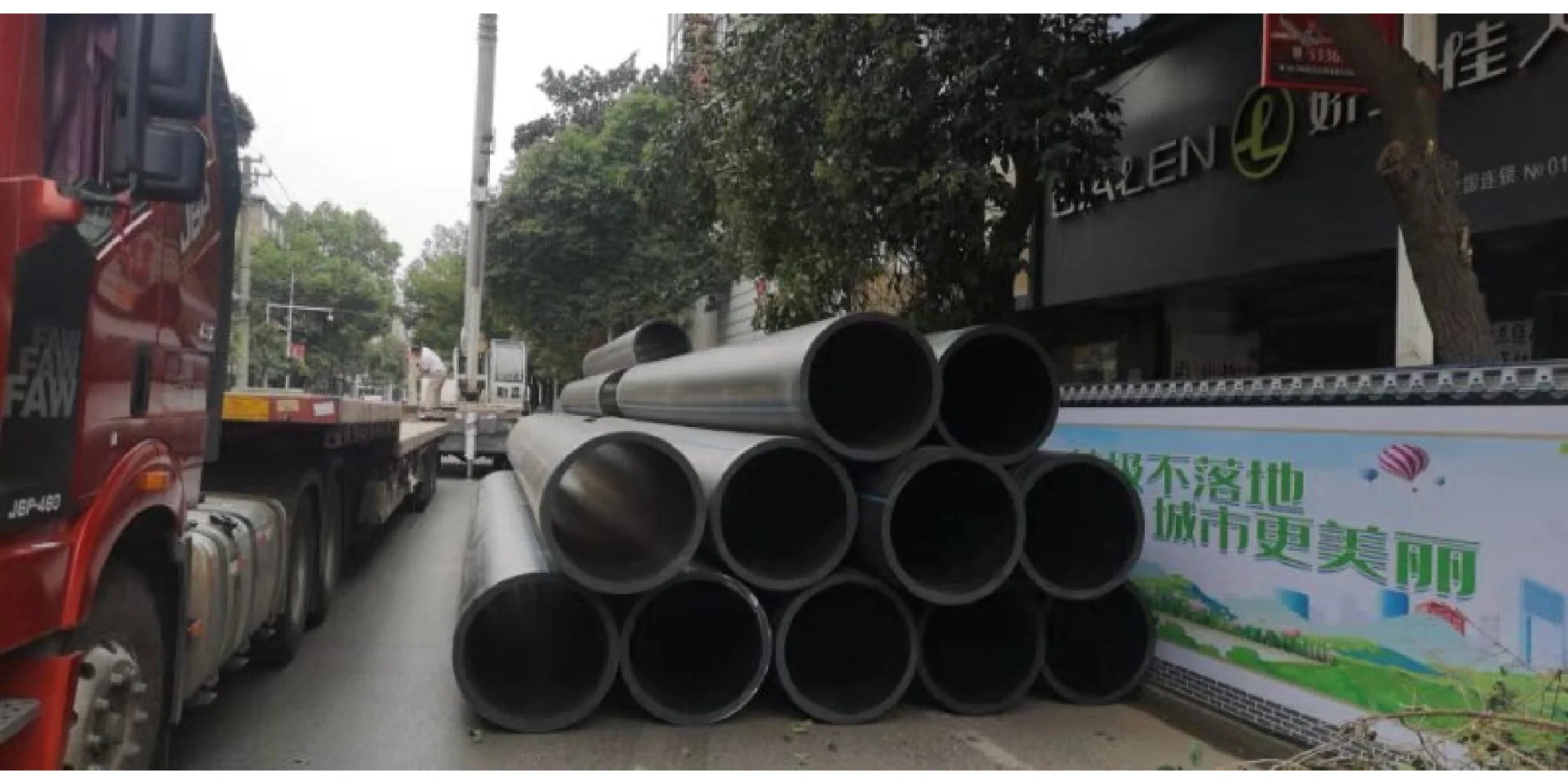 现在越来越多的道路用拖拉管了