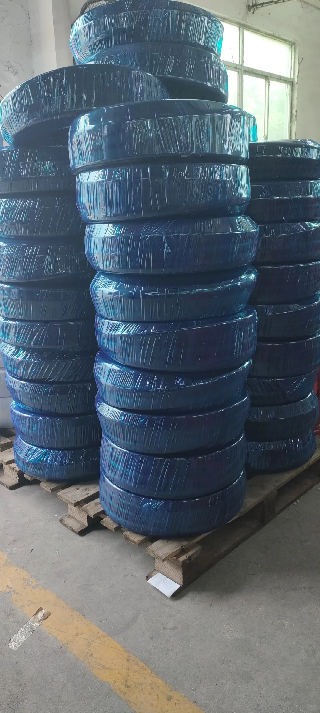 天公不作美下雨也不耽误橡胶耐油管装车发货