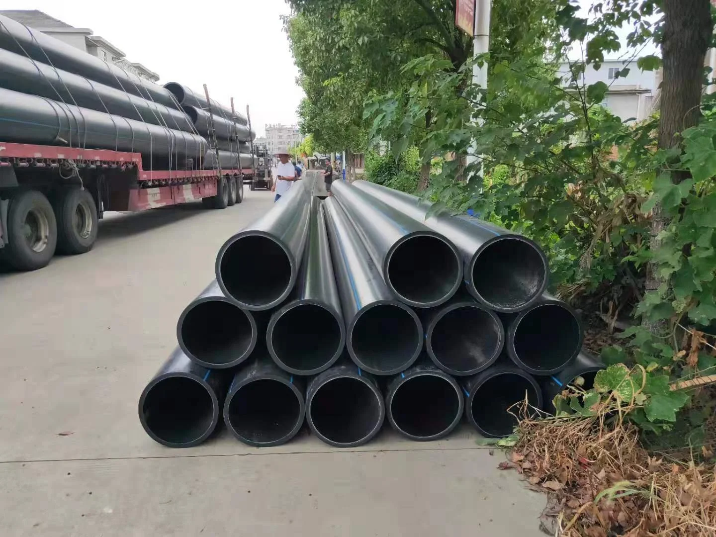 现在越来越多的道路用拖拉管了