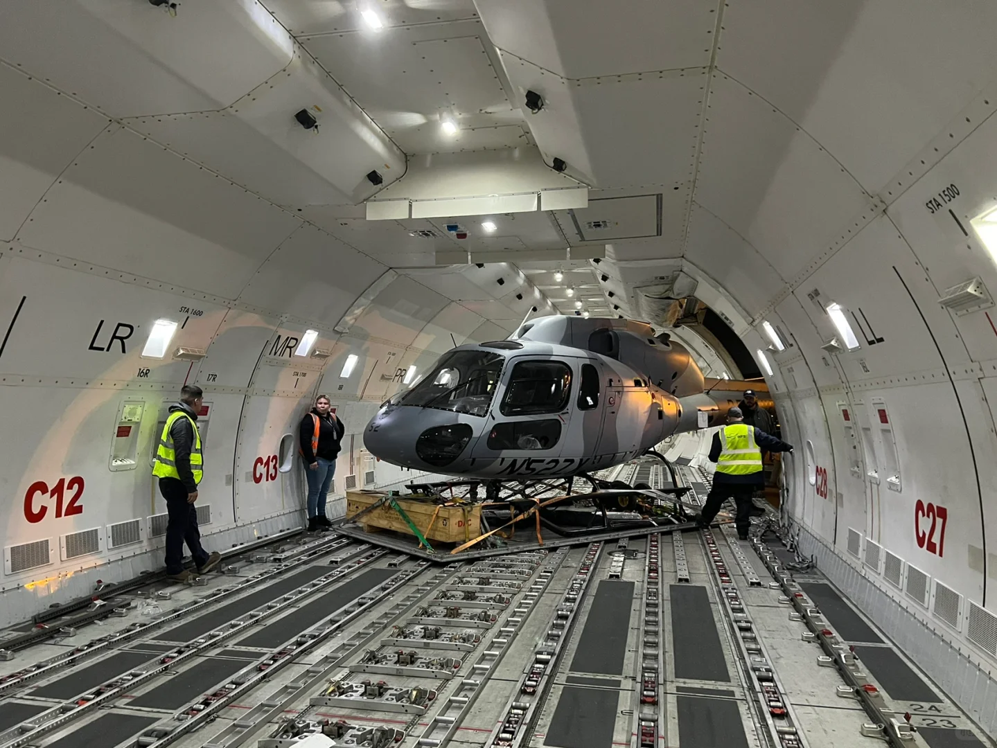 滑个飞机进货舱