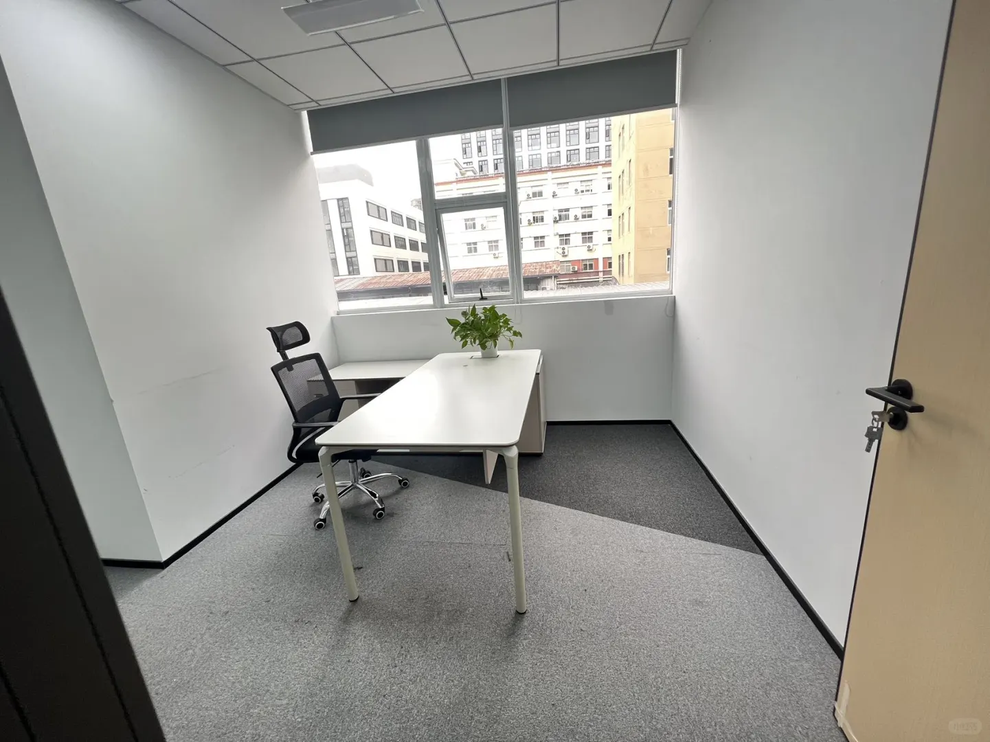 海曙机场路交叉口、停车方便、精装含税、