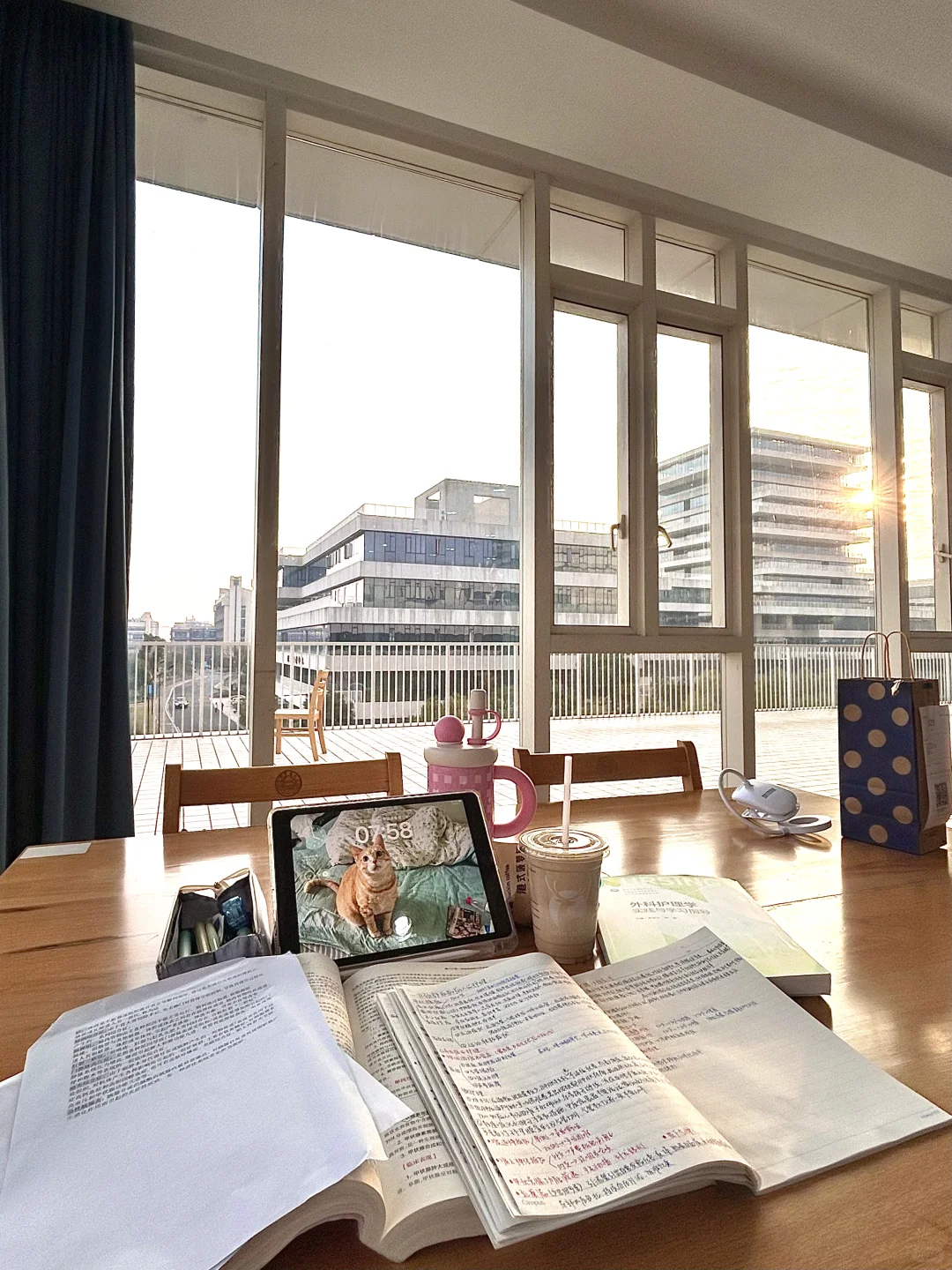 hznu图书馆已被我们医学生占领