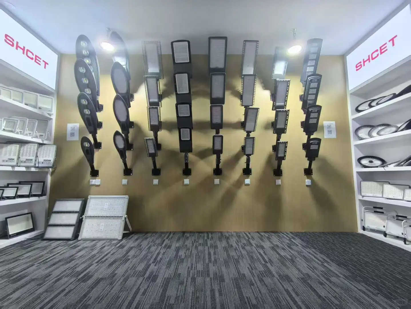 ? 找太阳能路灯工厂锁定灯都外贸中心!