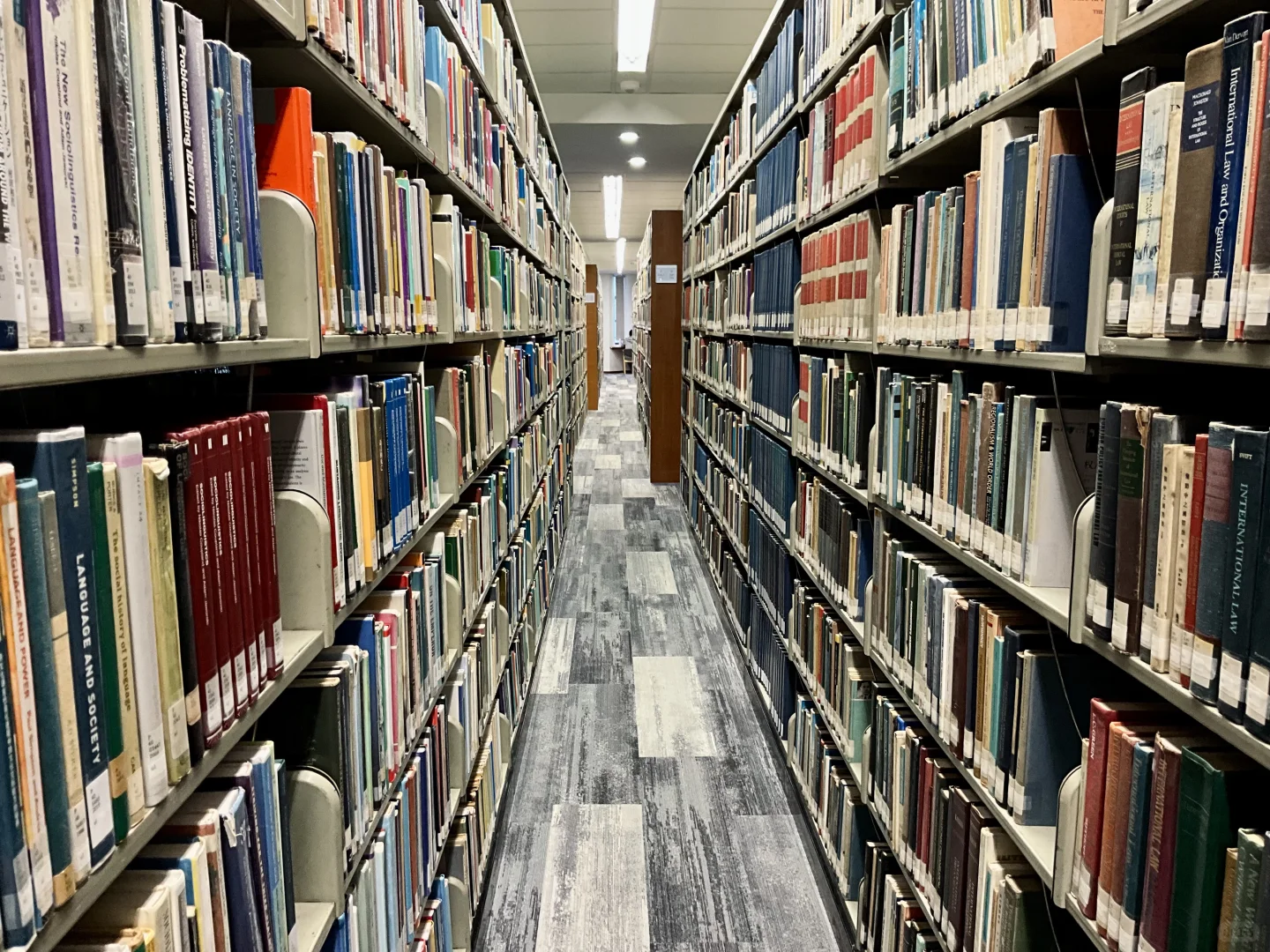 被书围抱着 像在家一样安心