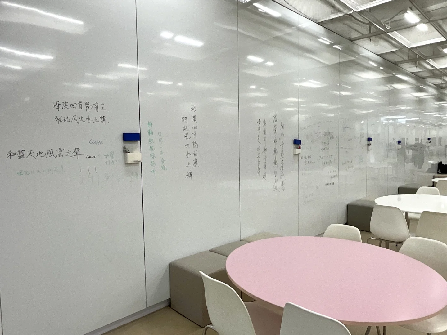 被书围抱着 像在家一样安心