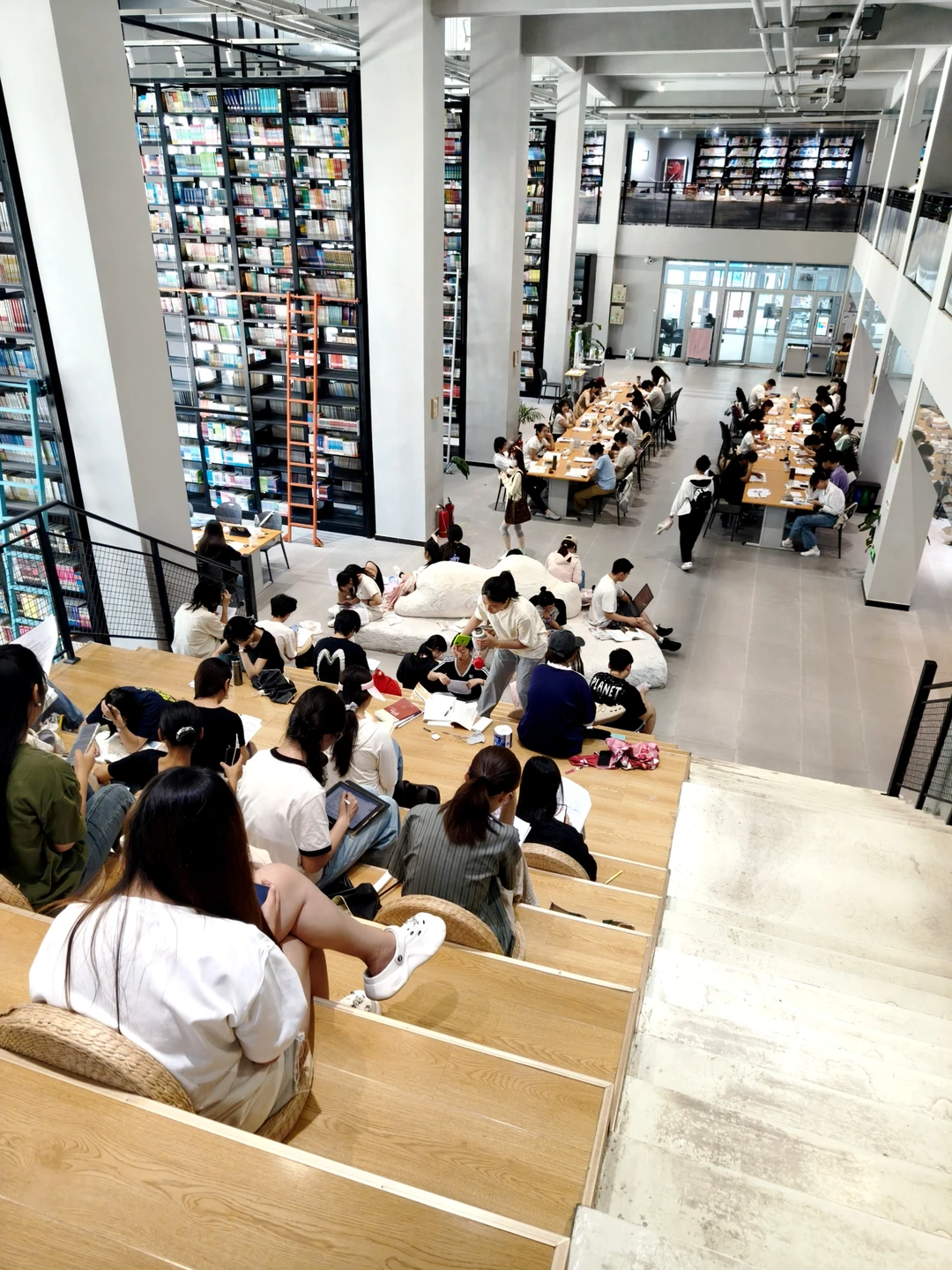 北中医东院图书馆的氛围感