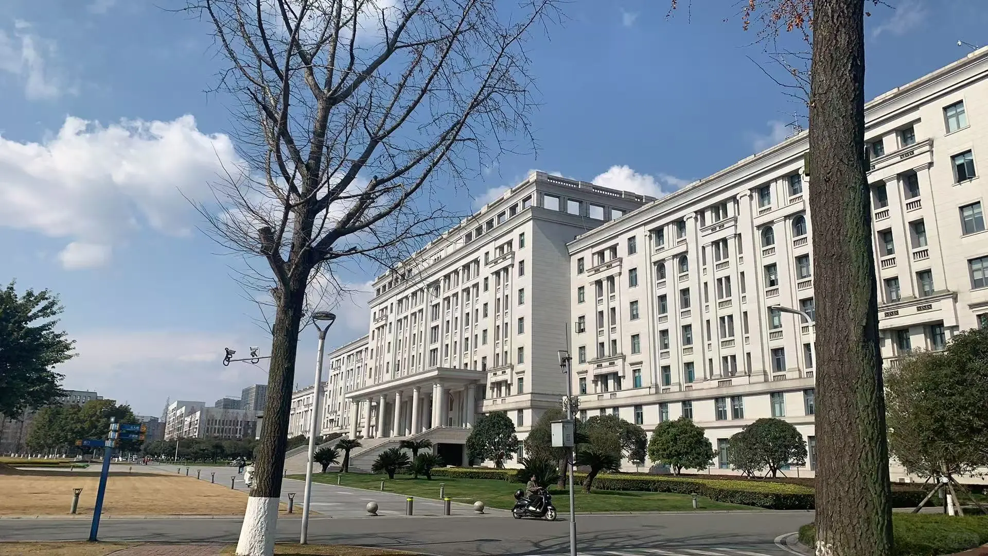 大学没图书馆,校外馆周一闭馆,学生党哭了