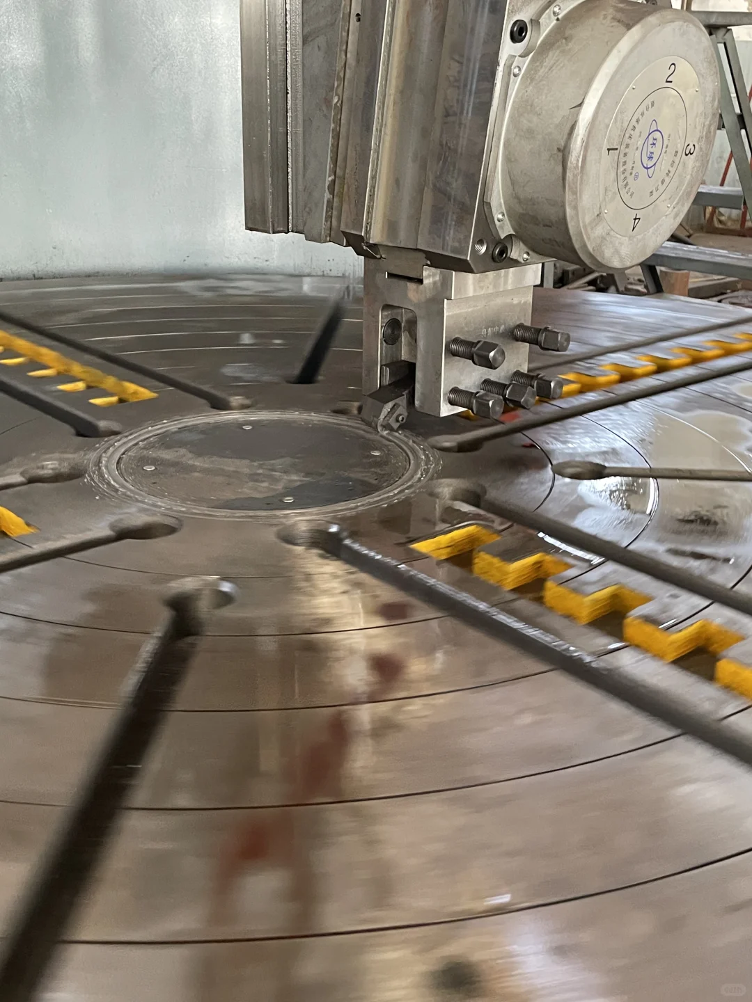 近距离看数控立车工作台