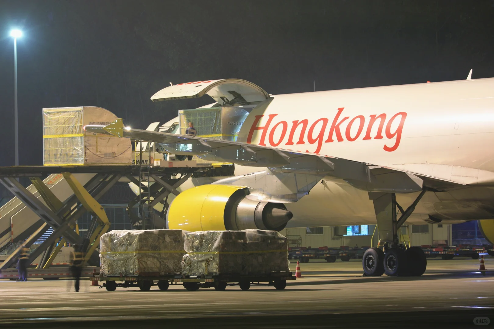 辛苦了!凌晨工作的国际货站人