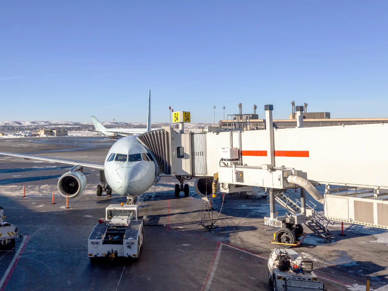 机场空运-货物跟随客机托运当天发当天到