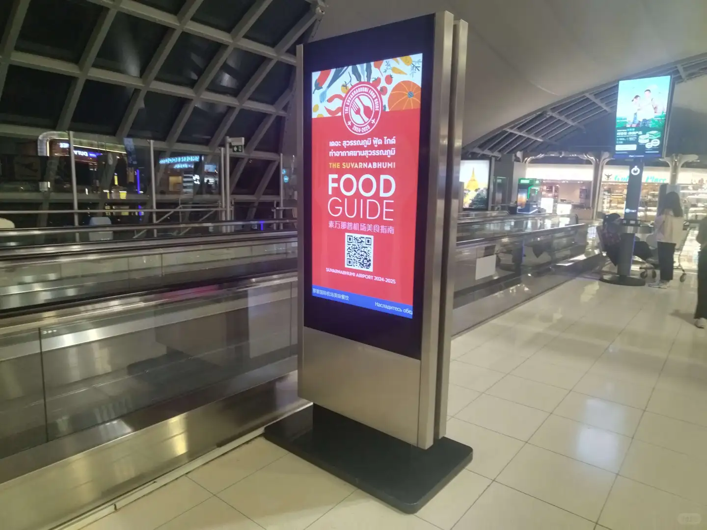 机场55寸立式高清广告机重塑数字视觉中枢