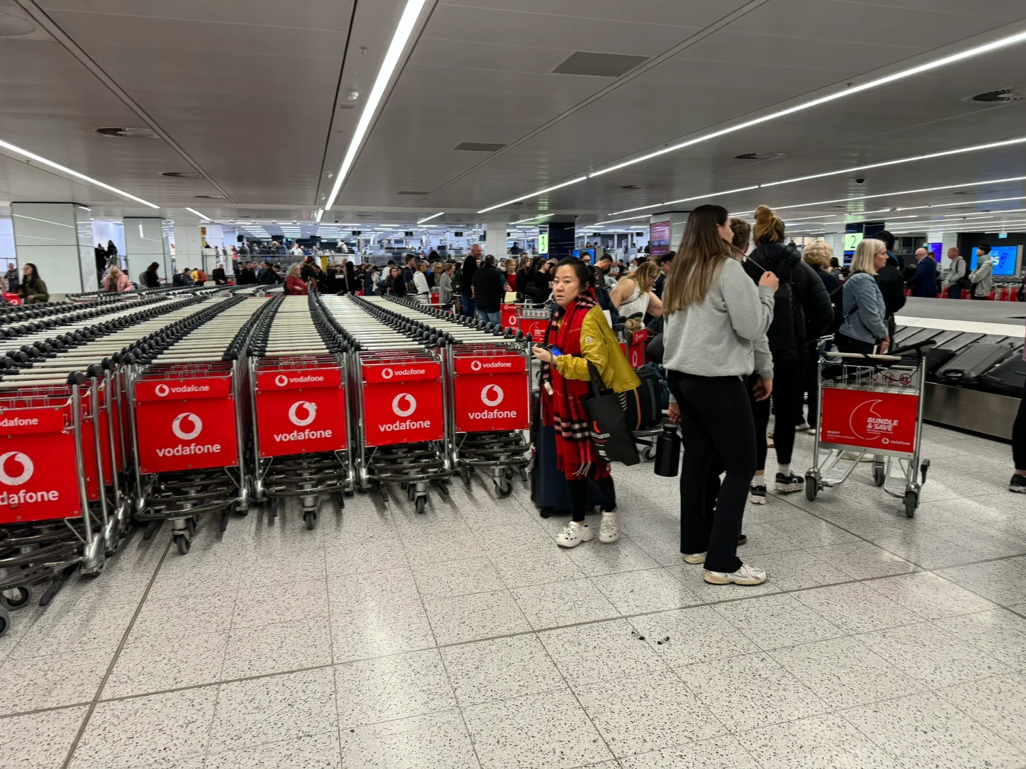 搞不懂悉尼机场为什么行李都放一个转盘上