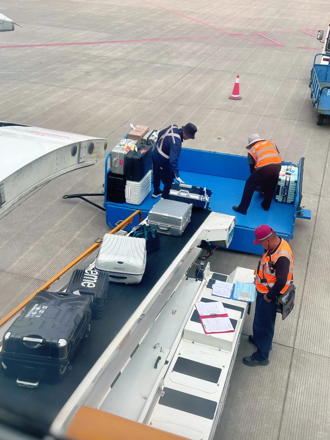 拍到了自己行李被运上飞机