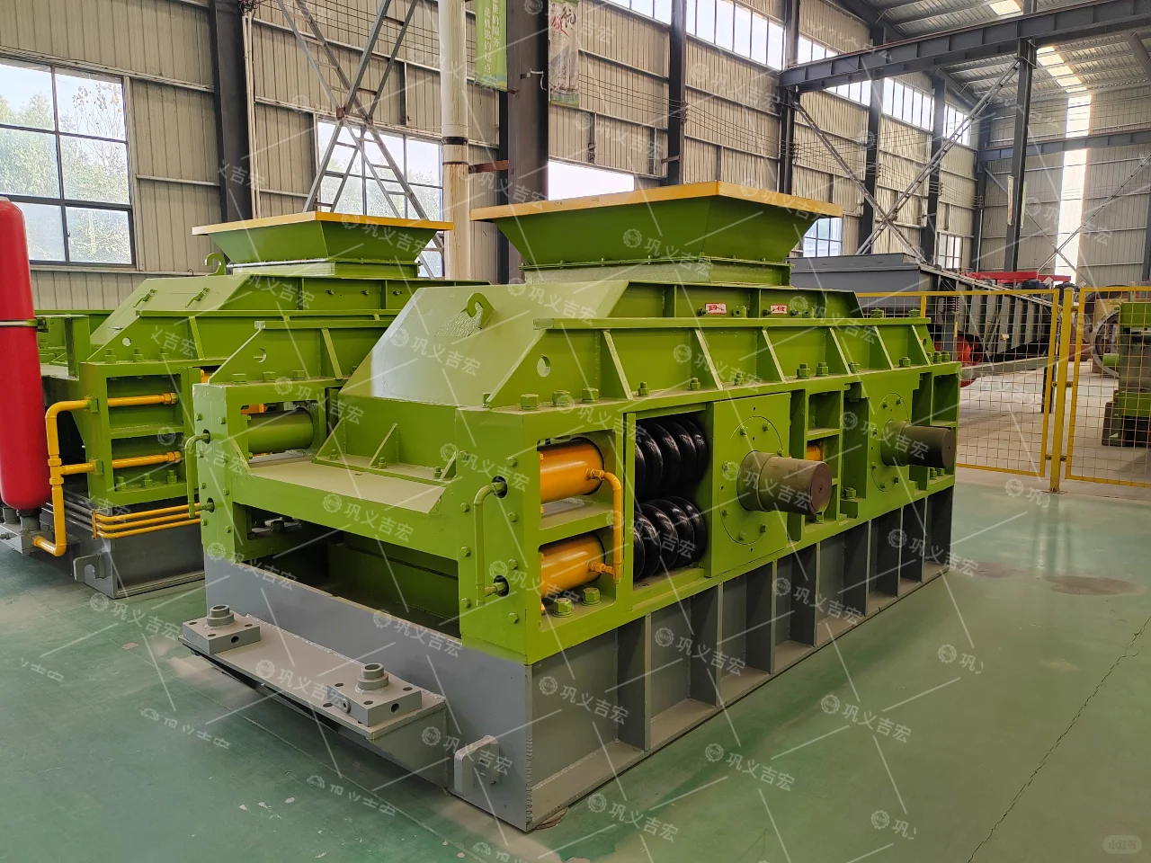 液压对辊制砂机引领建筑工程砂石精细化革命