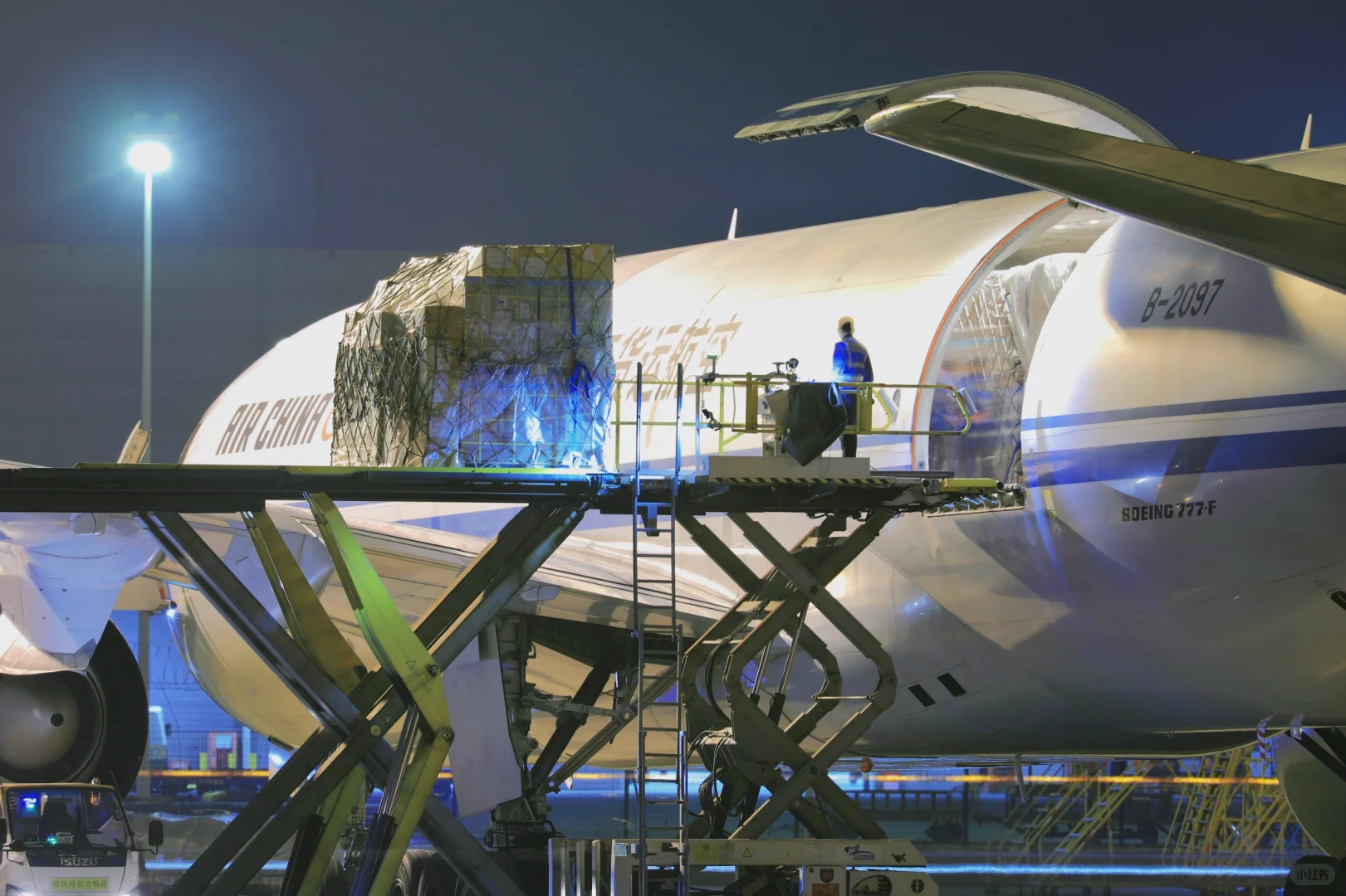 辛苦了!凌晨工作的国际货站人