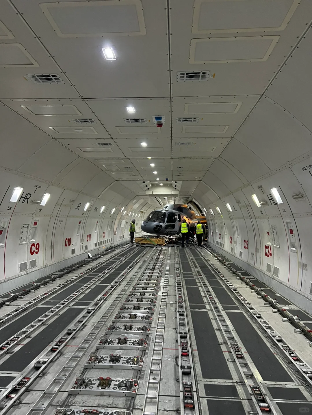 滑个飞机进货舱