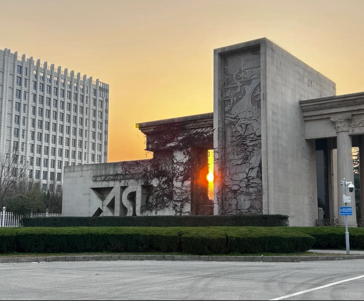 早八人的痛苦？不存在的！西外上课像逛景区