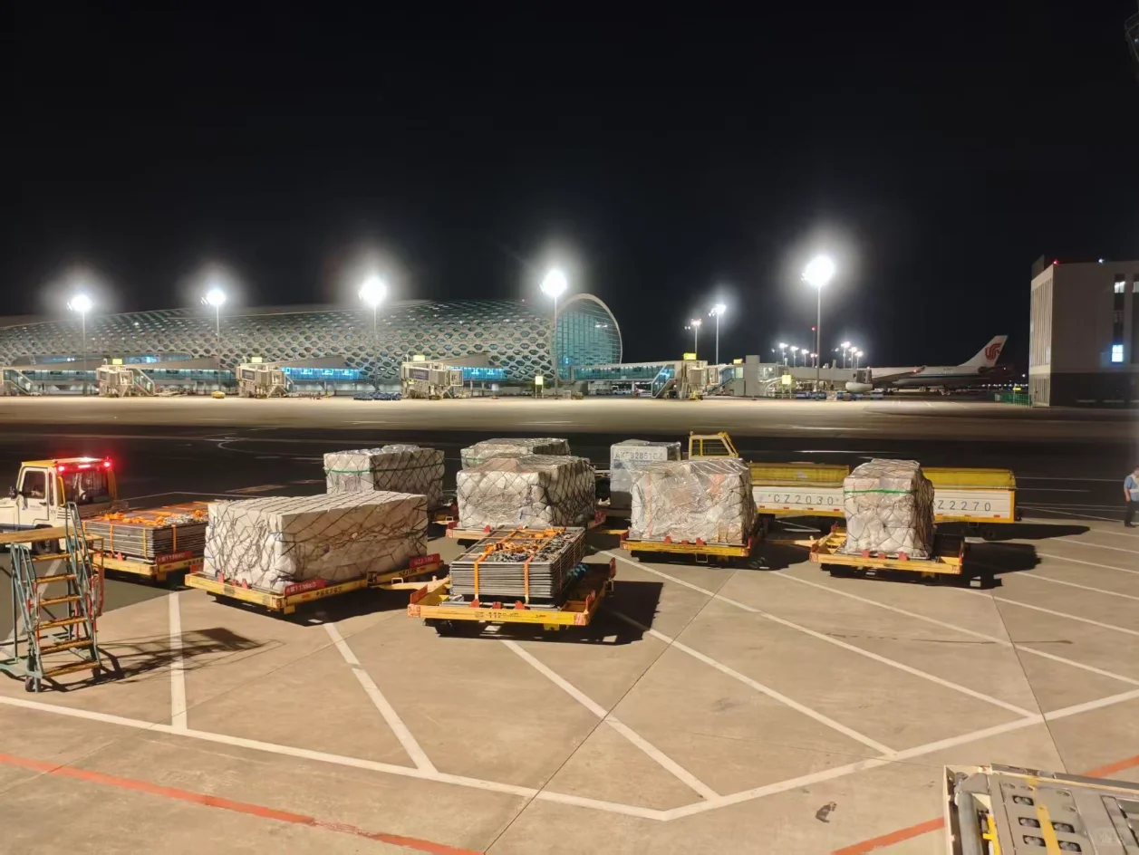 真的有在用飞机运输快递！✈️