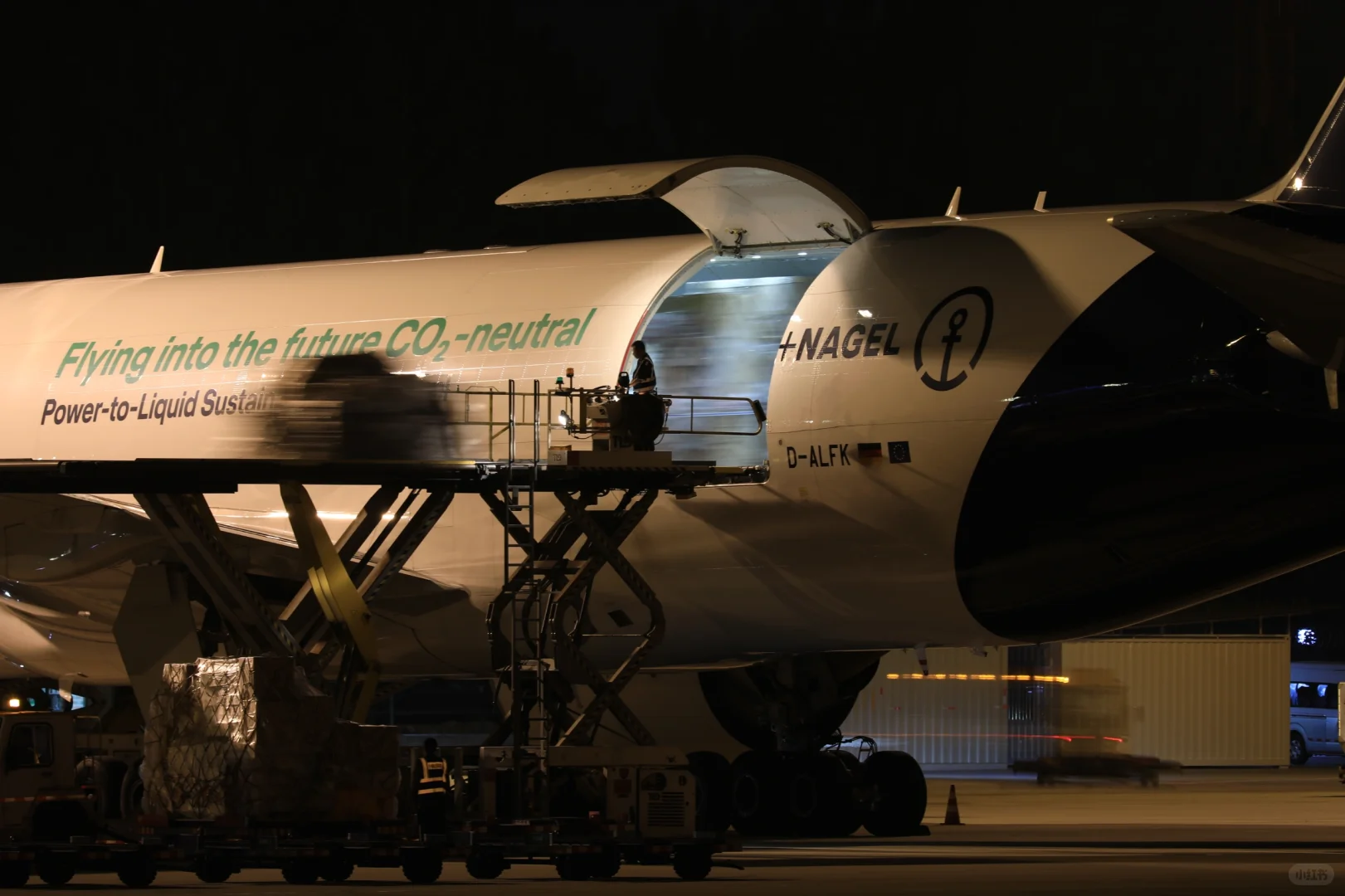 辛苦了!凌晨工作的国际货站人