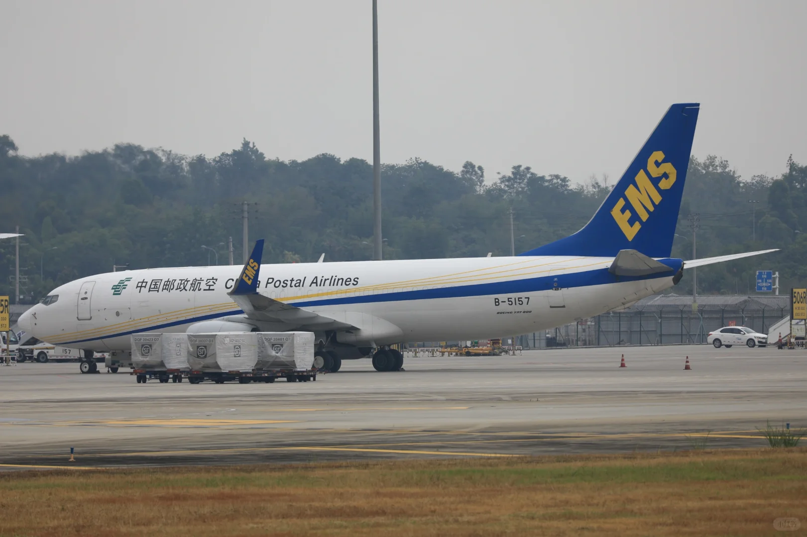 辛苦了!凌晨工作的国际货站人