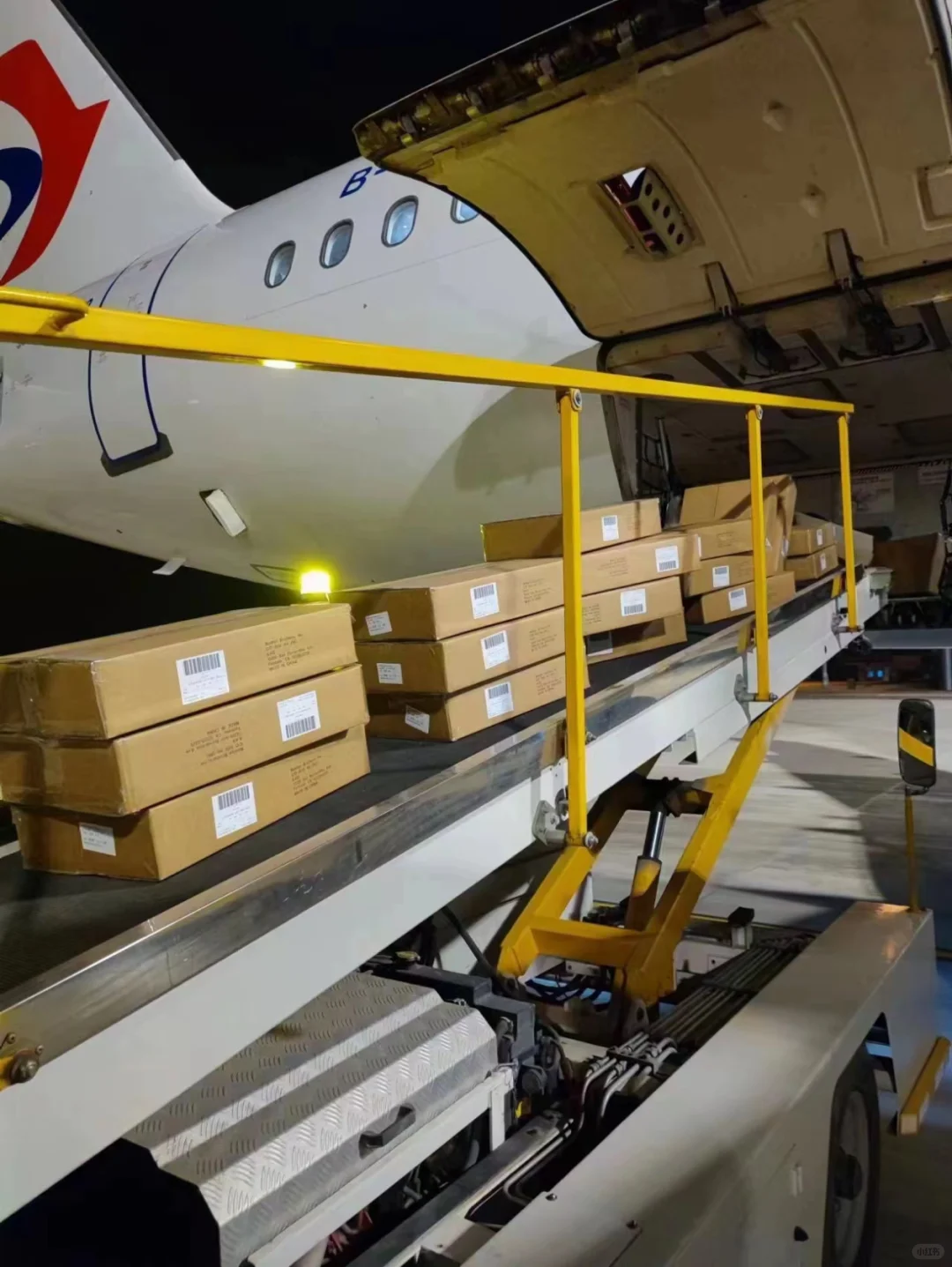 真的有在用飞机运输快递！✈️
