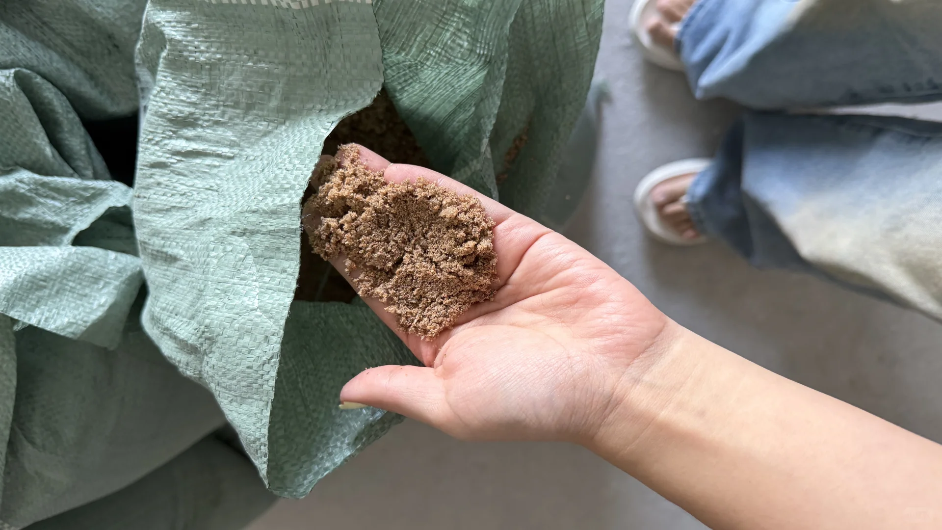 泥工多开的水泥沙，差点逼退水电师傅