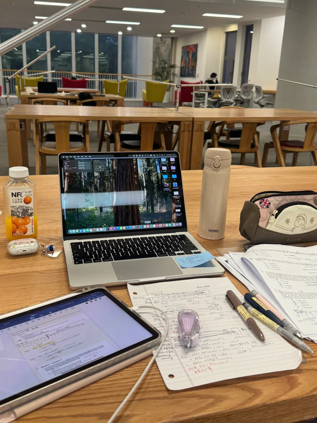 ?朋友：你真的不是住在图书馆吗？我：?‍↕️