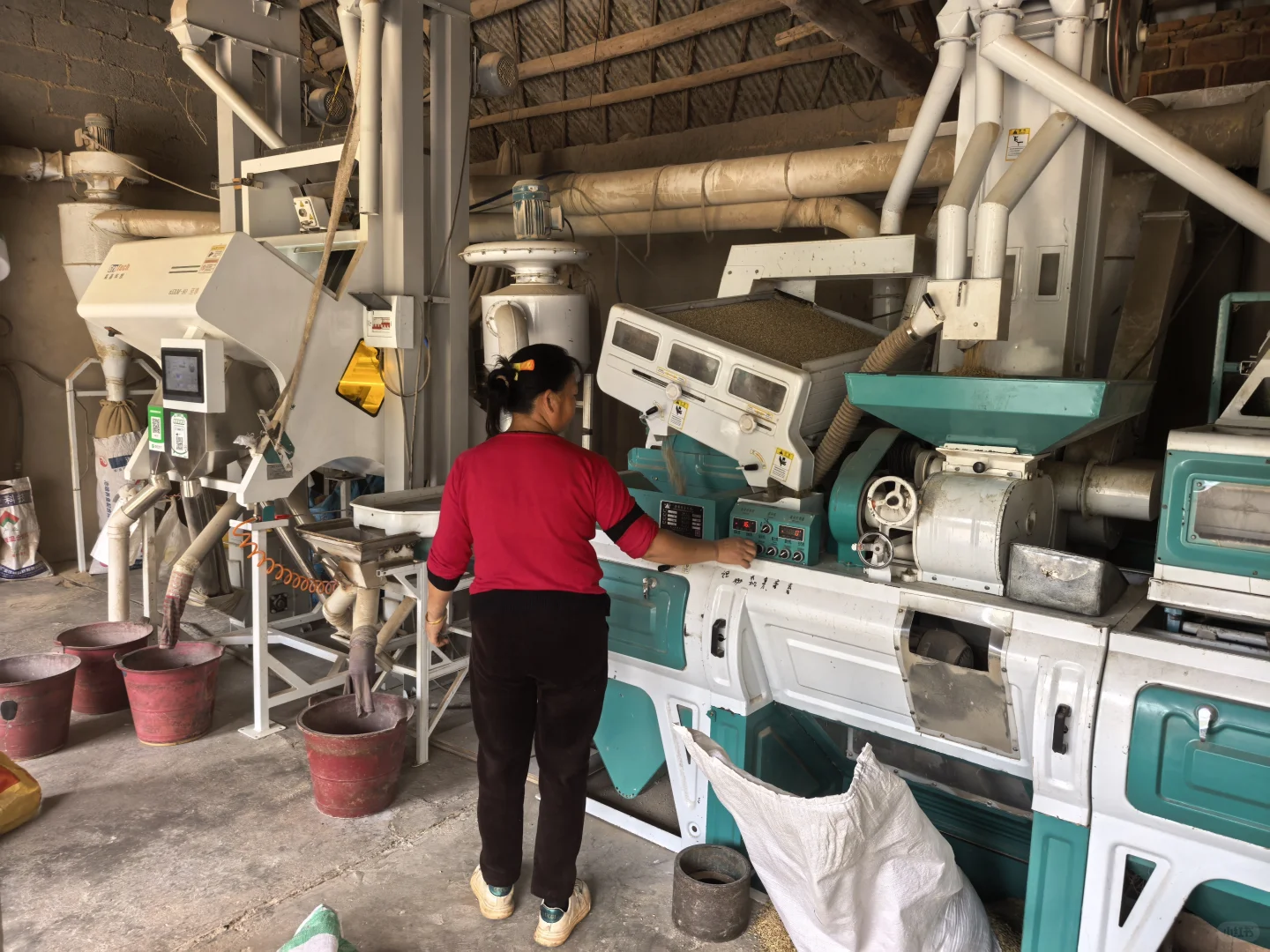 家门口的小型碾米厂，好有成就感～