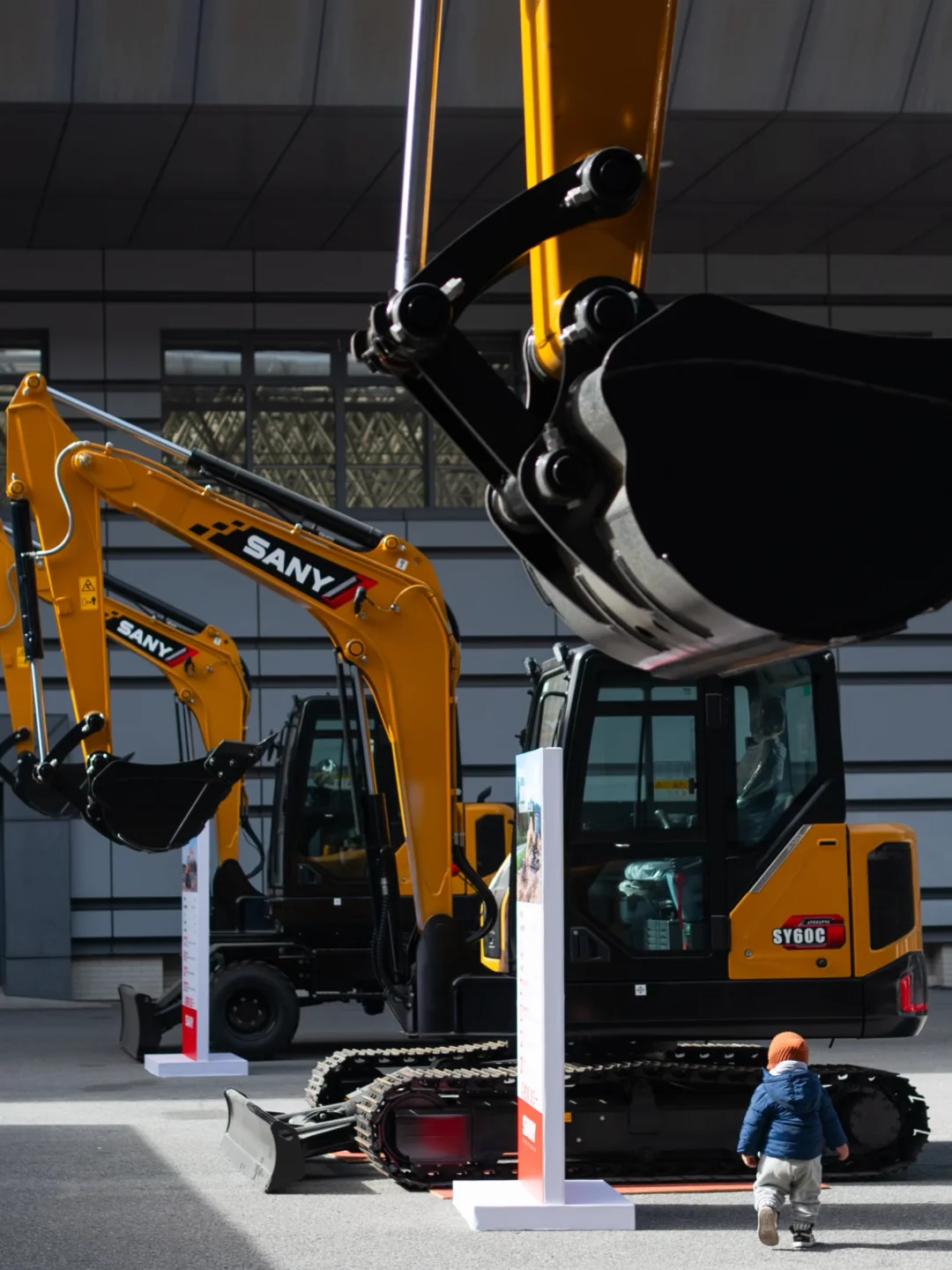 打开遛娃新思路?帮2岁挖掘机男孩圆梦