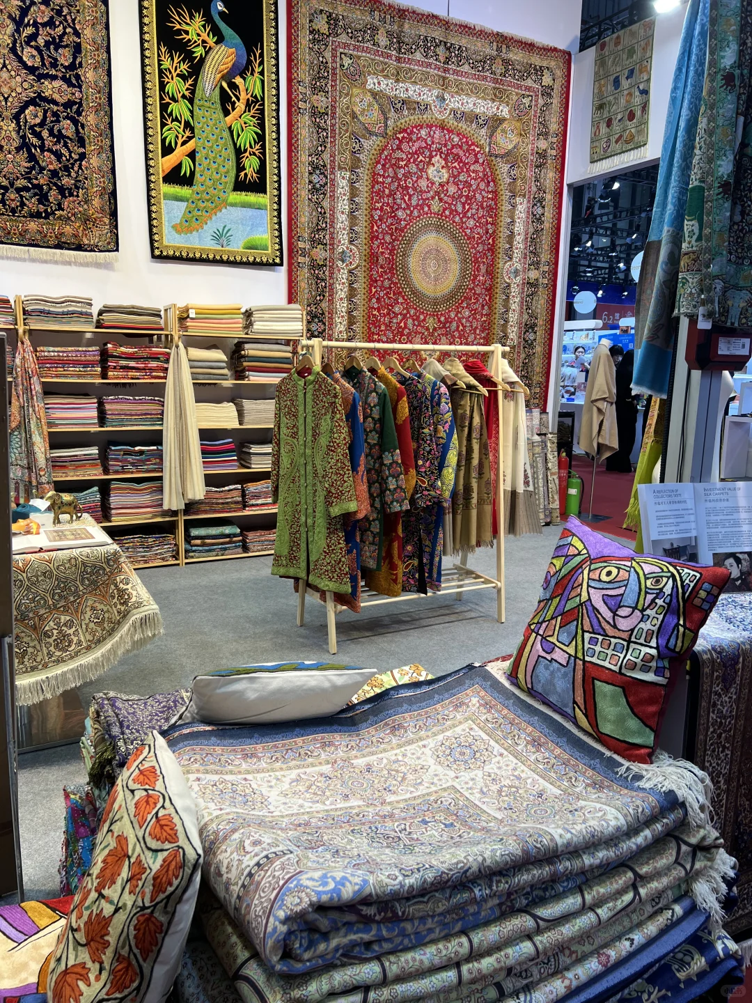 已到达进博会现场，人山人海！