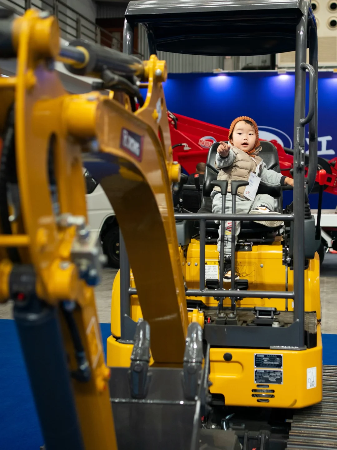 打开遛娃新思路?帮2岁挖掘机男孩圆梦