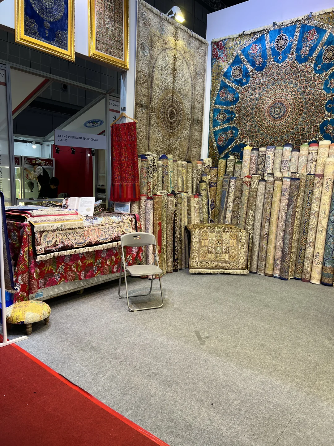 已到达进博会现场，人山人海！