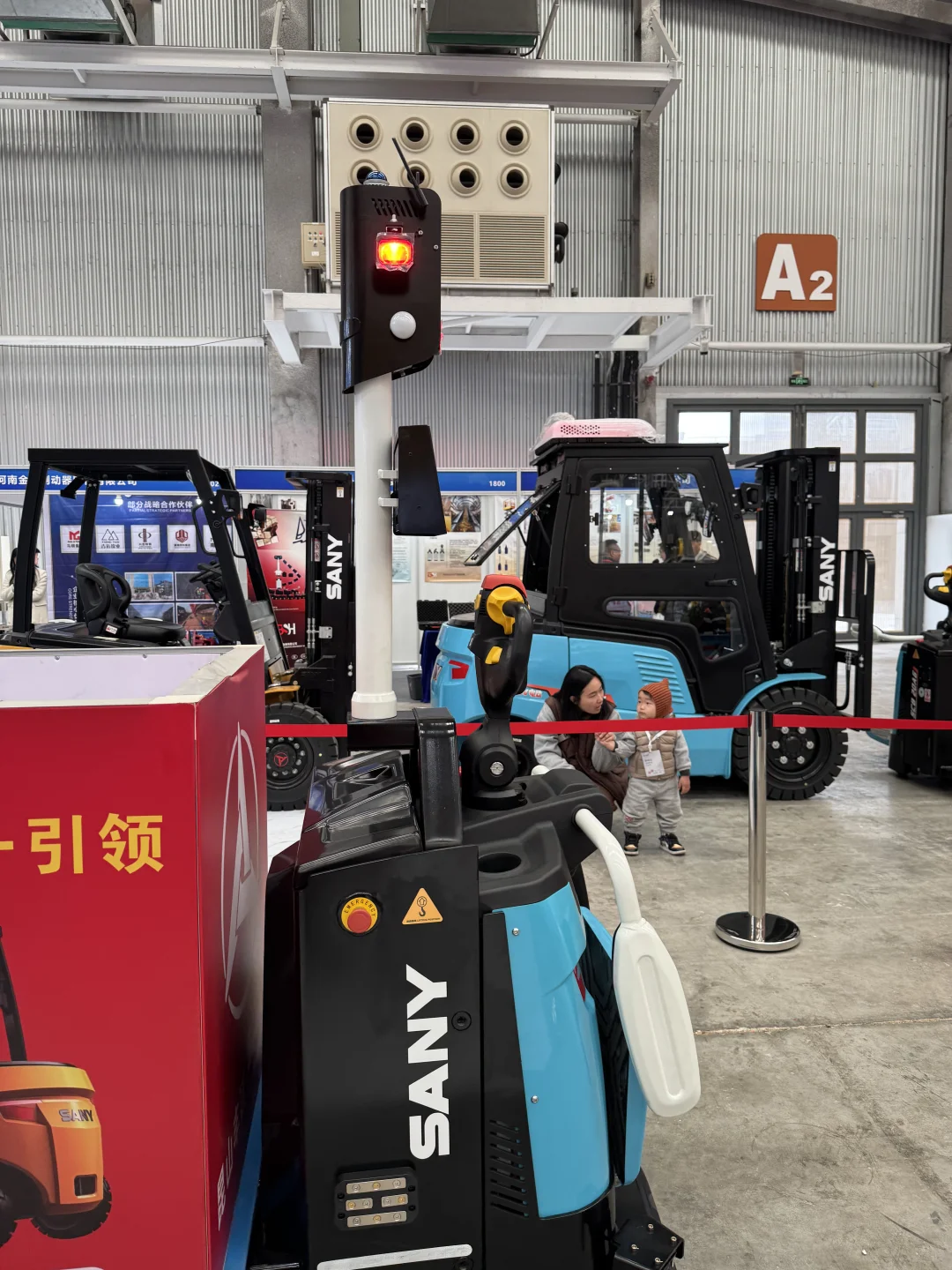 打开遛娃新思路?帮2岁挖掘机男孩圆梦