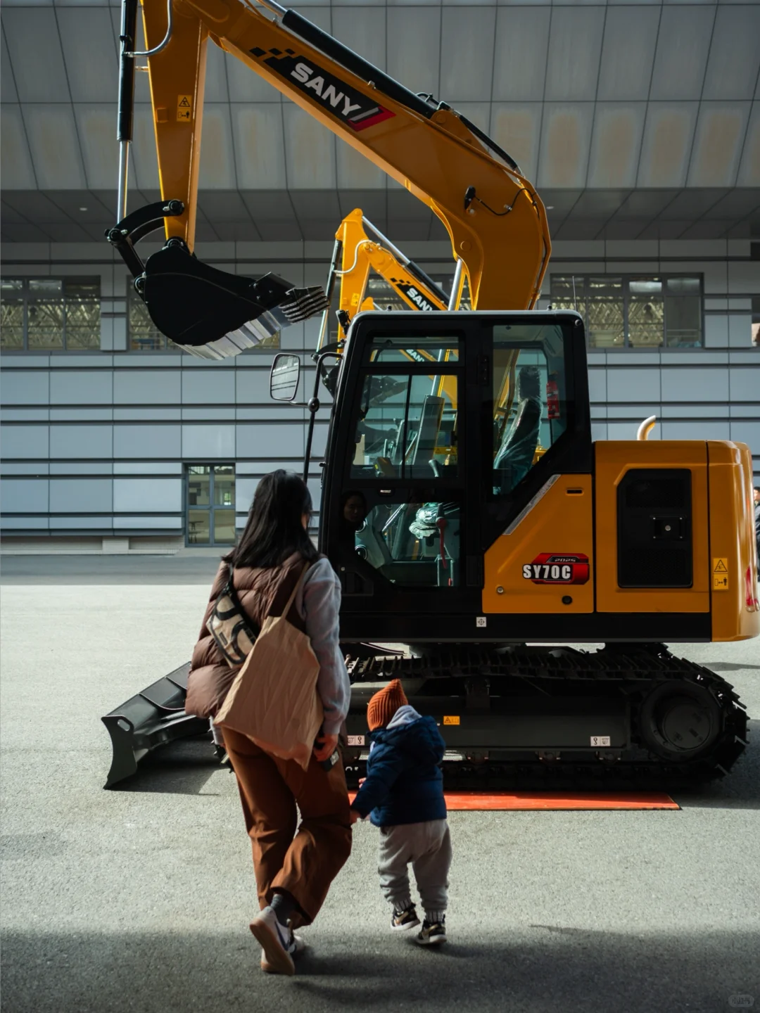 打开遛娃新思路?帮2岁挖掘机男孩圆梦