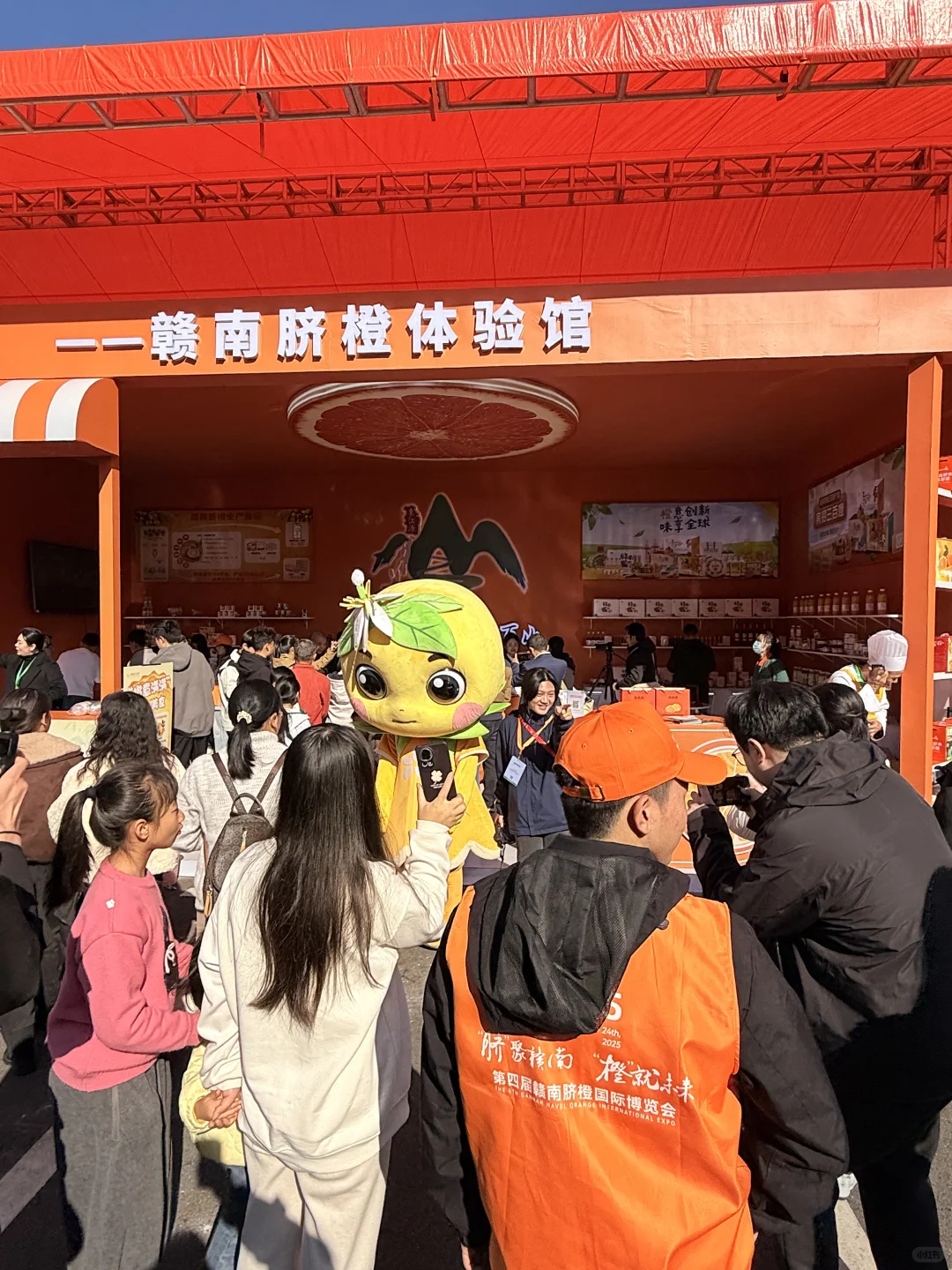 赣州这里！好多人好热闹~脐橙节?