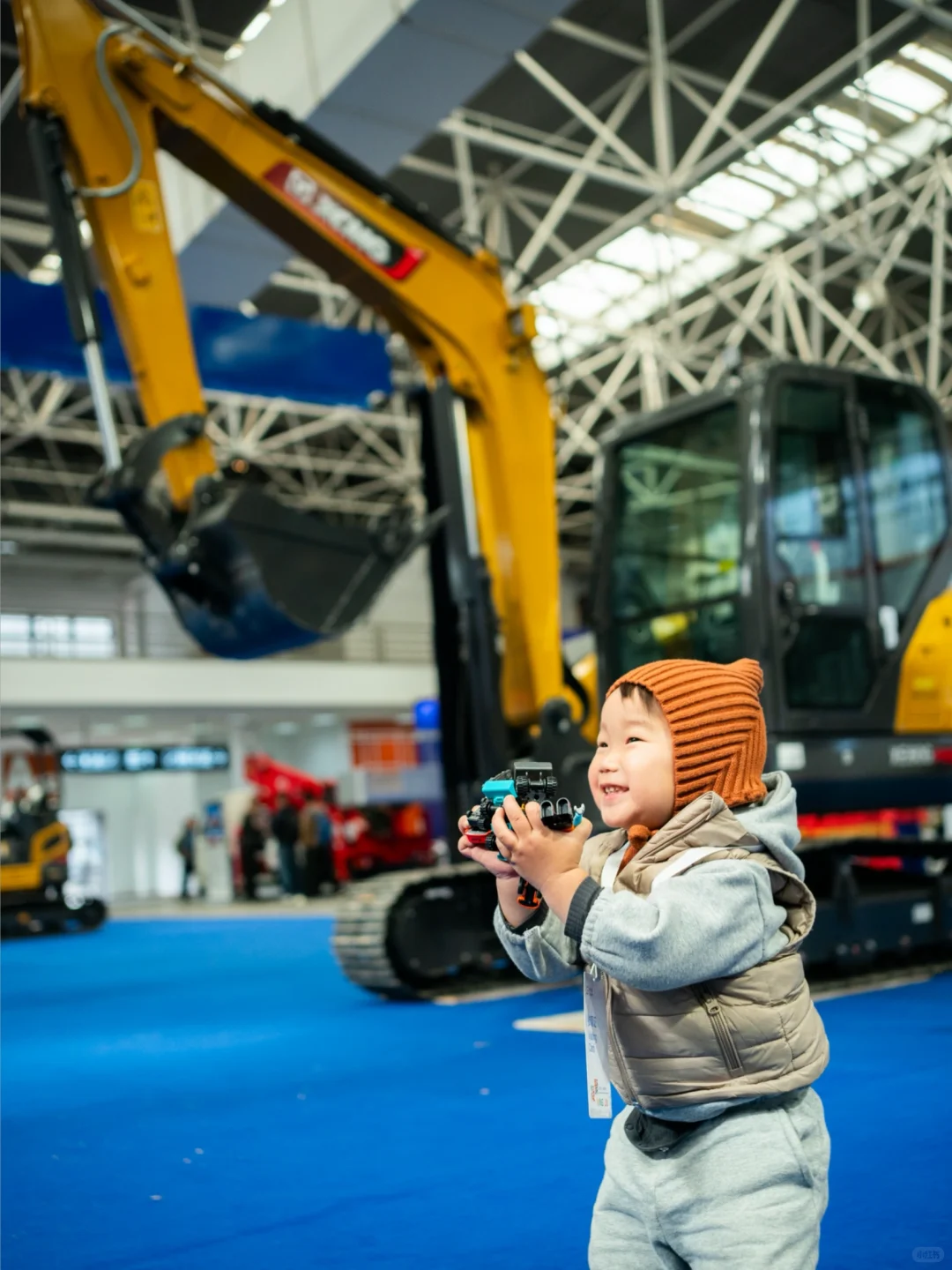 打开遛娃新思路?帮2岁挖掘机男孩圆梦