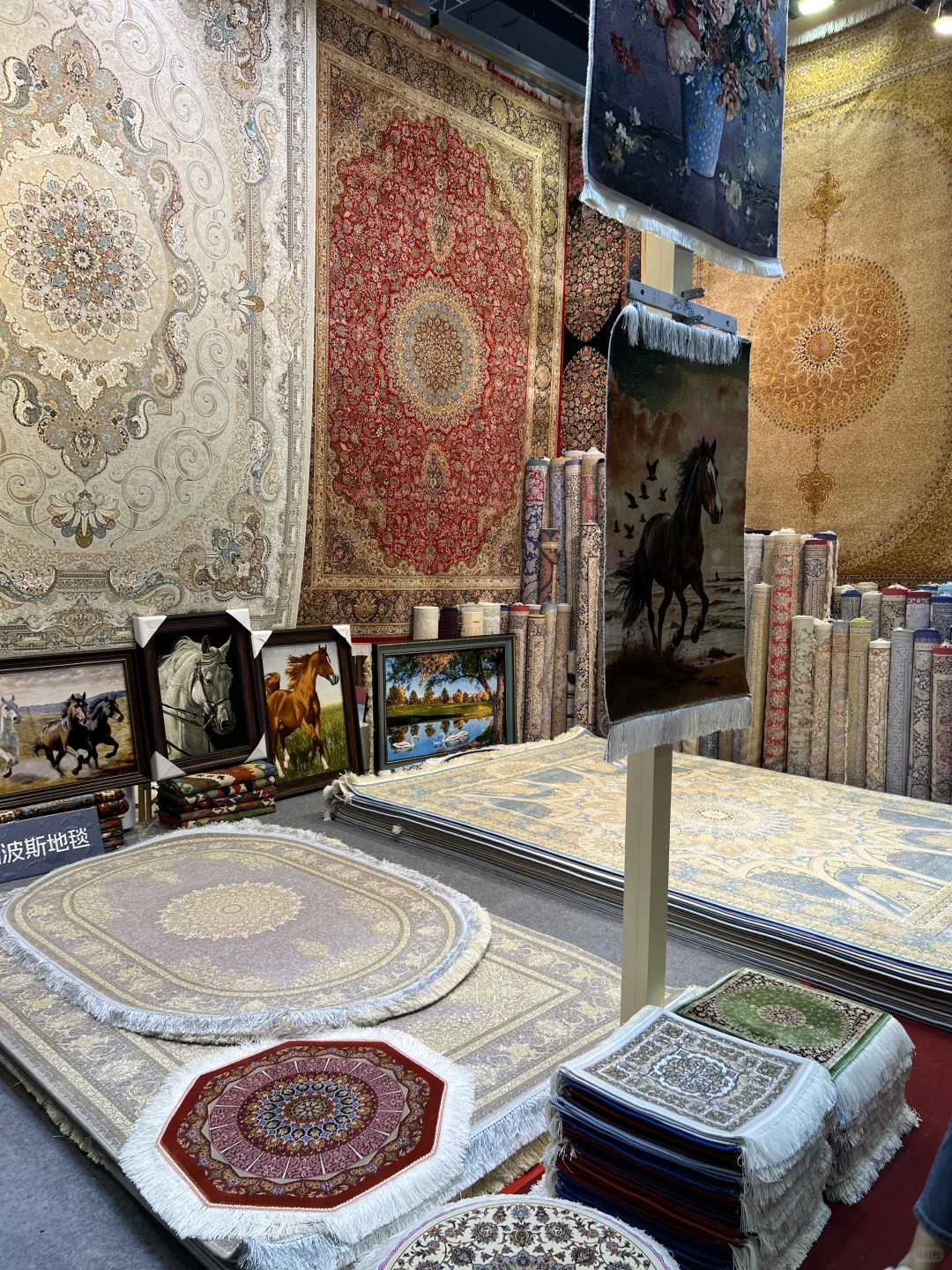 已到达进博会现场，人山人海！