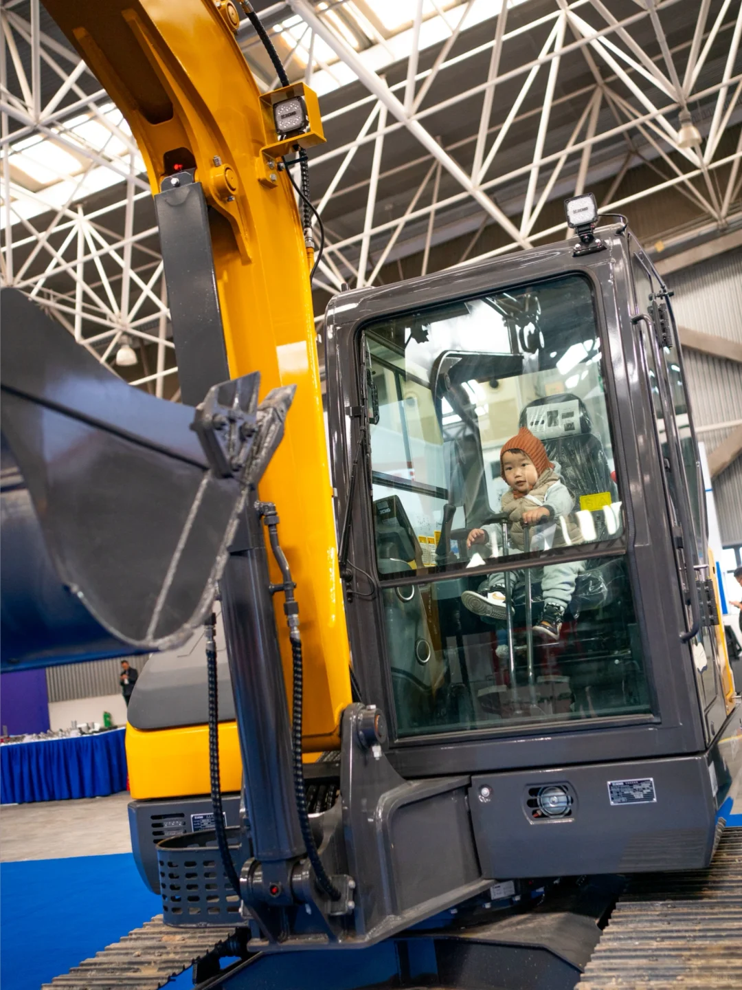 打开遛娃新思路?帮2岁挖掘机男孩圆梦