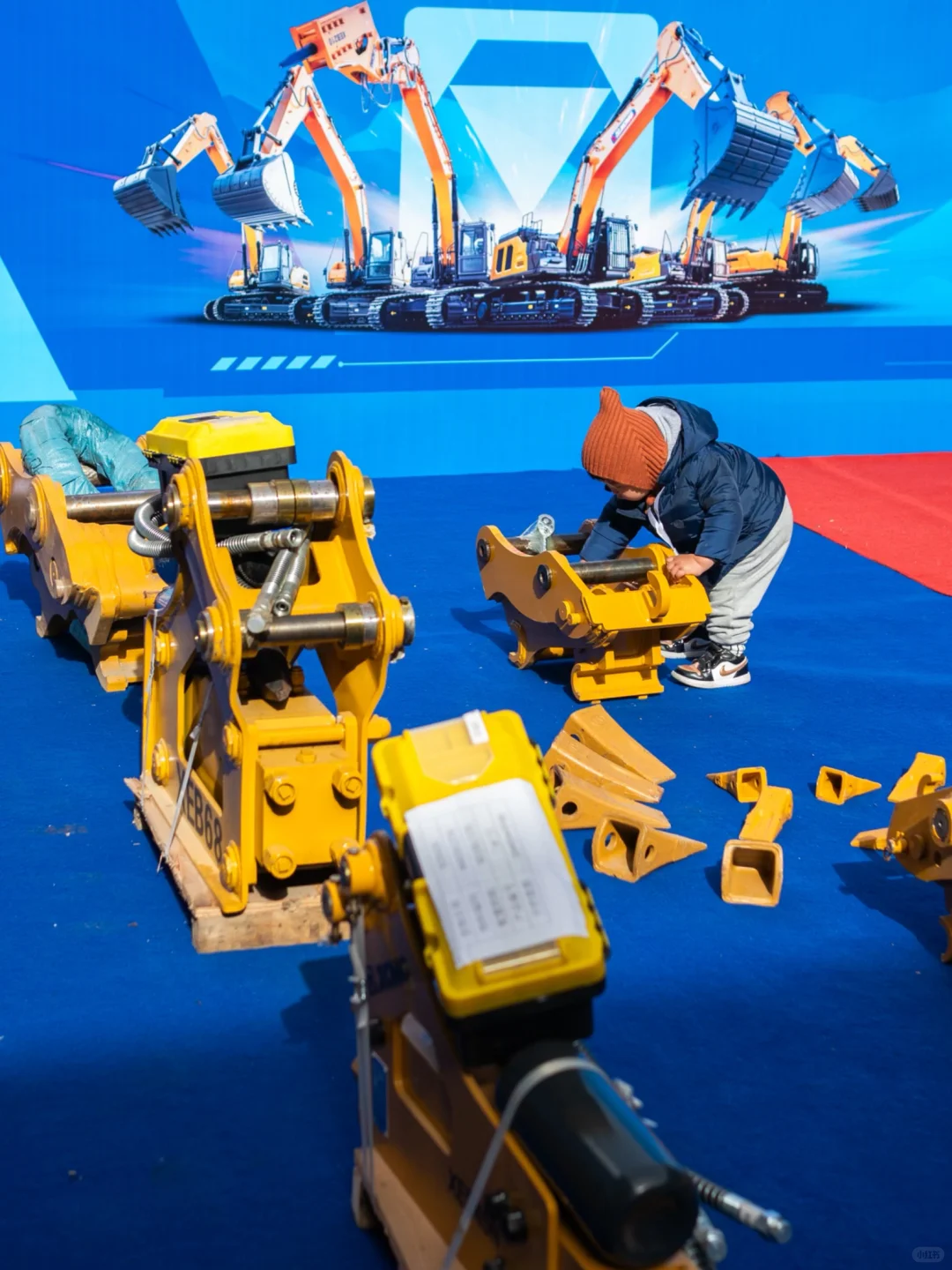 打开遛娃新思路?帮2岁挖掘机男孩圆梦