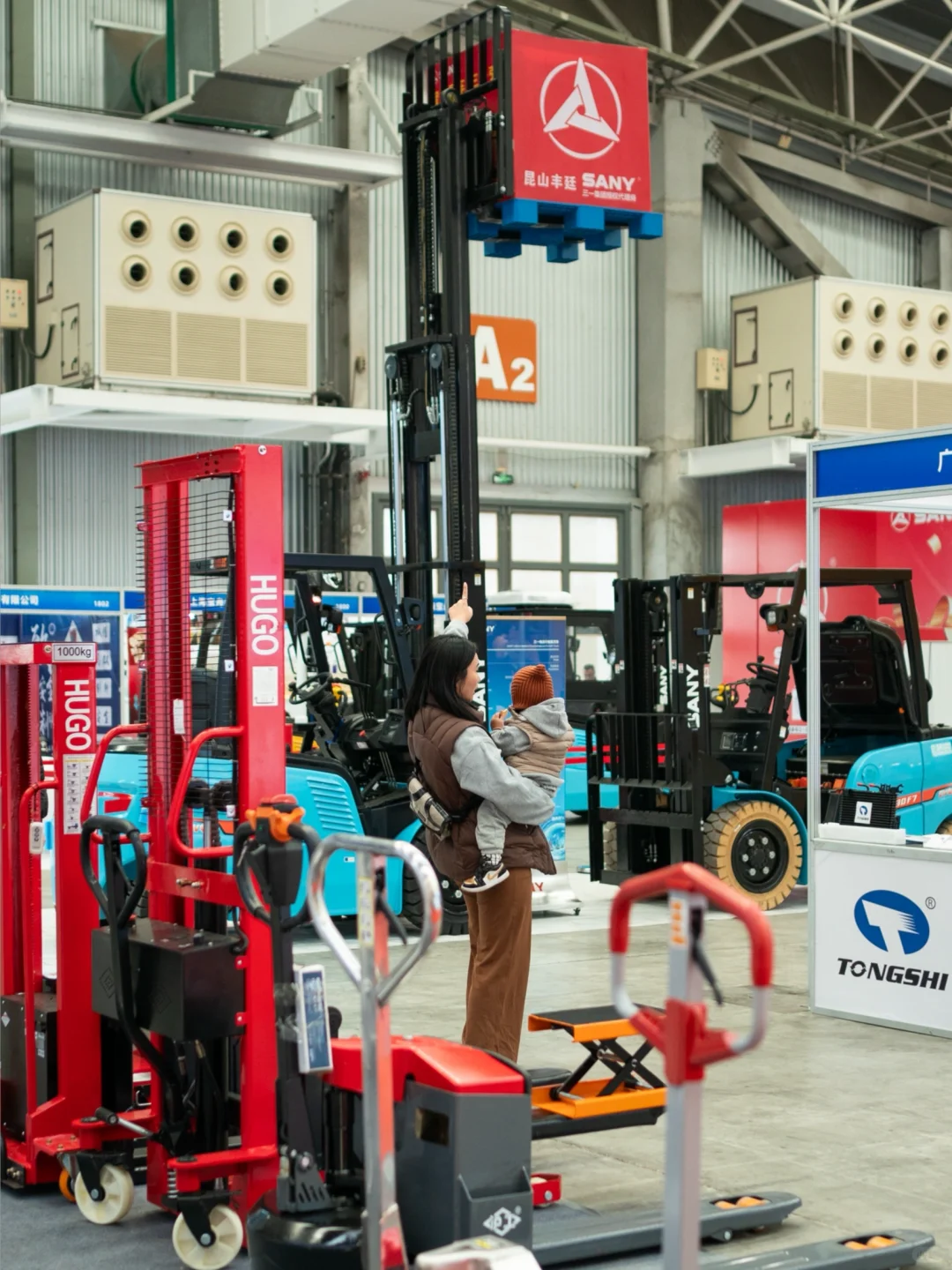 打开遛娃新思路?帮2岁挖掘机男孩圆梦