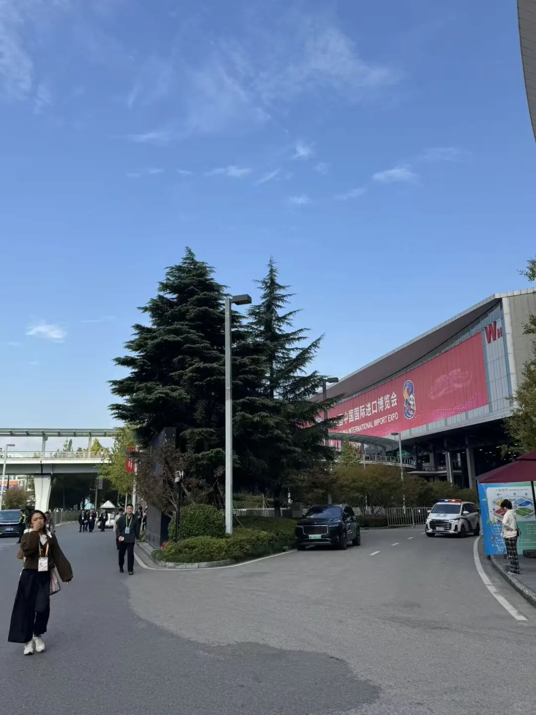 已到达进博会现场，人山人海！